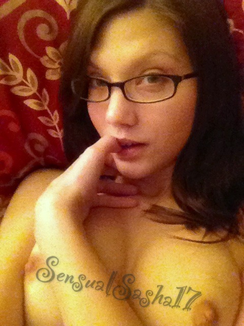 amateurspectacle:  sensualsasha17:  Naked, makeup free and everything!  &lt;3