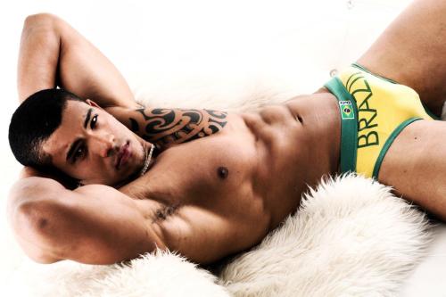 jrmelendez:  zzzemen:  Dante Oliver ♥ Brazil  Mmm