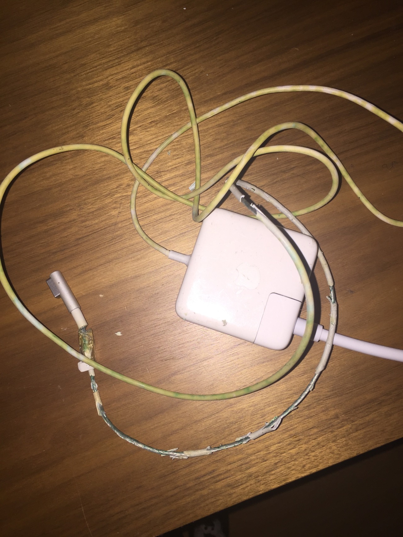 The cable from hell !!!! - bought in the US with MacBook Air 13 inch