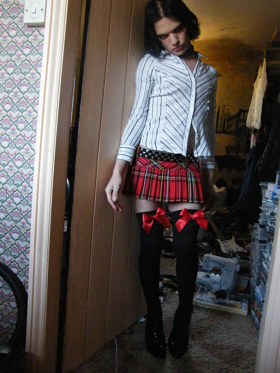 raurava:  Trans slut goth schoolgirl.  I want a skirt and stockings like this.