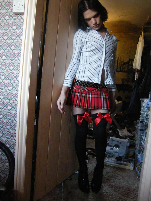 Porn raurava:  Trans slut goth schoolgirl.  I photos