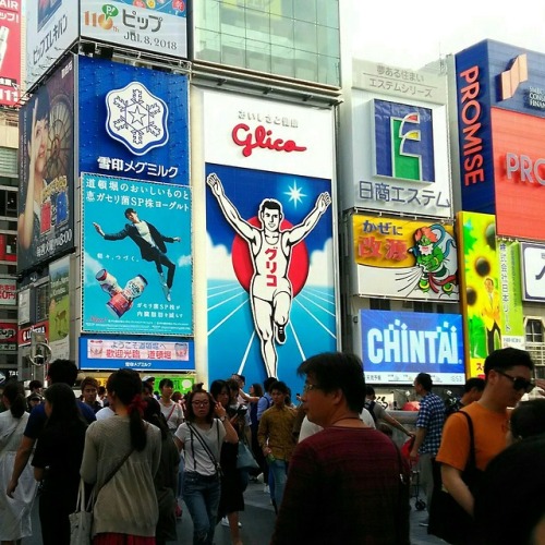 日曜日、夕刻の道頓堀。 所要で、ミナミへ。 『グリコの看板』✊✊✊  写真に収めたのは、  生涯初めて。 大阪人は、  こんなもんです。 　(笑)  、  #グリコの看板　#道頓堀　#大阪 