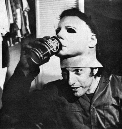 acoolguy: dat-soldier: Behind the scenes pictures of Nick Castle (Michael Myers) enjoying a Dr Peppe