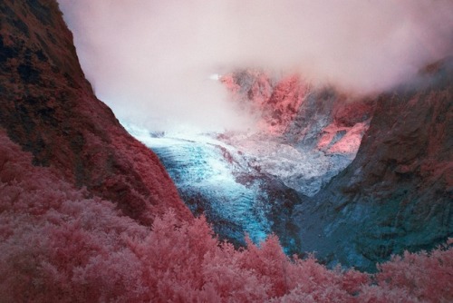escapekit:New Zealand in PinkUsing an infrared camera, landscape photographer Paul Hoi captured drea