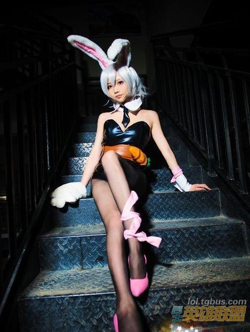 league-of-legends-sexy-girls:  Riven Cosplay
