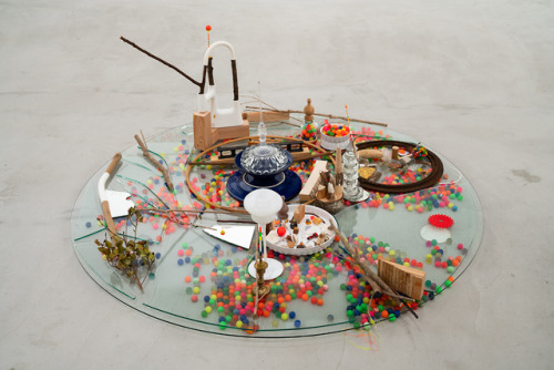 Tetsuro Kano, Every Part Unique, 2019150 x 150 x 63 cm, mixed media (glass, wood, found objects)©️ t