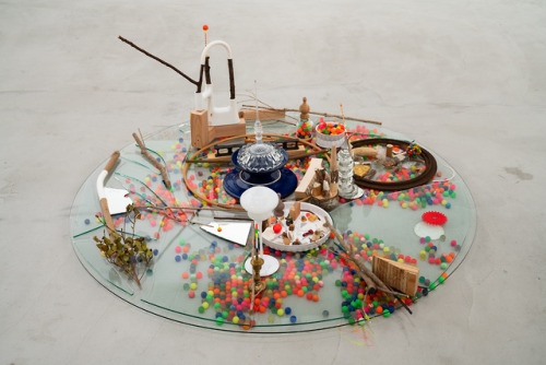 Tetsuro Kano, Every Part Unique, 2019150 x 150 x 63 cm, mixed media (glass, wood, found objects)&cop