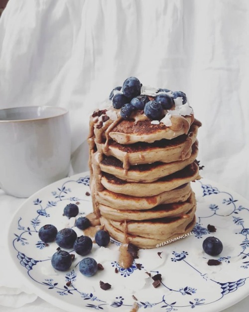 pancake sundays are the best, aren’t they? though, i stand by my words that every day should be pancake day 🙄💙 ▪ blueberry soygurt pancakes with raw almond butter, fresh blueberries, raw coconut chips, cacao bean nibs and maple syrup poured all over...