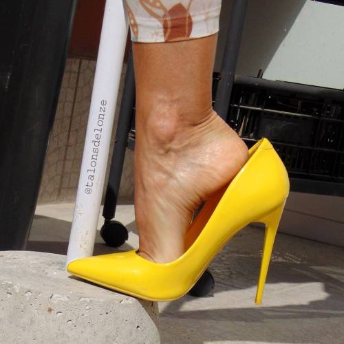 loveheeler: talonsdelonze: Full yellow pumps.  . . .  #higharches #heelpop #stockings #nylons #leggi