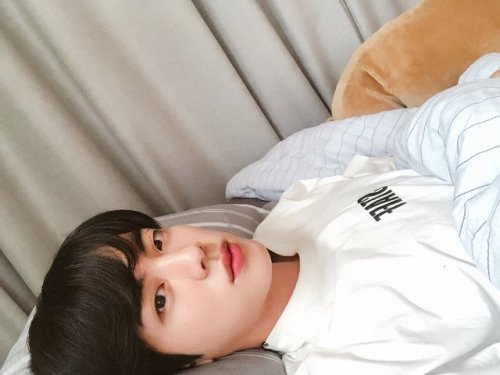 180429 Jin’s Tweet굿나잇 pic.twitter.com/lKi3gJpaMrGood night Trans cr; Yein @ bts-tran