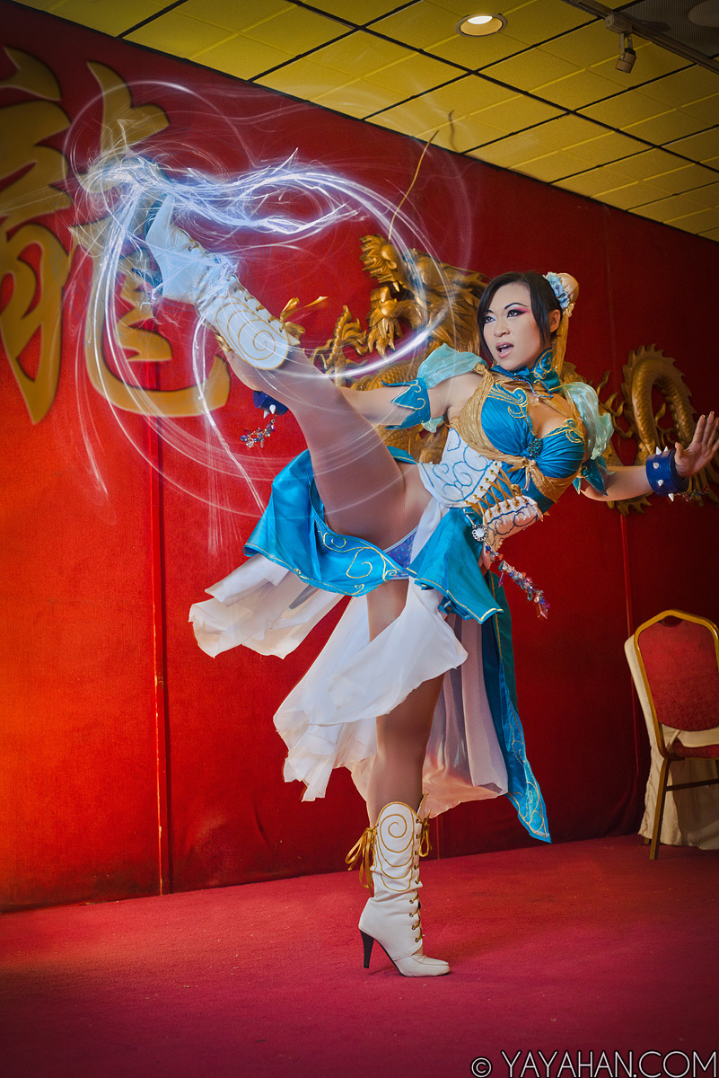cloggo:  COSPLAY The diminutive Yaha Han kicks higher than her head.!! Quote “For