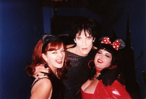 poisonivythecramps:  Lux Interior (of The Cramps) with Danielle Pimm and Tina Lucchesi