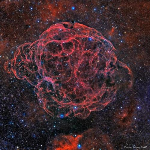 space-pics:The Siemis 147: Supernova Remnant or also know as the Spaghetti Nebula. Located on the bo