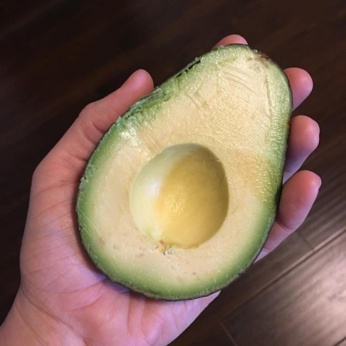 How perfect is this avocado!?. . . #avocado #avocadolove #perfectavocado #cleaneating #healthiving