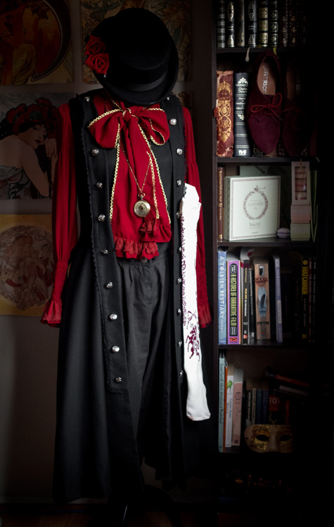 technotropism:  Ouji for Brisbane tea and cake meet! The reds don’t completely match but oh we