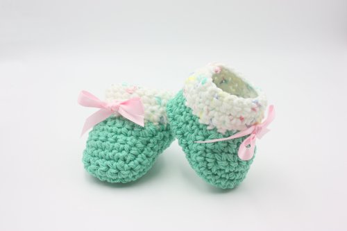 imaginethatbabygifts:Green Cotton Baby Booties with Variegated Cuffhttps://etsy.me/3xGqJsH so many 