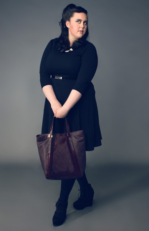 bloodybrilliannt:  wtfplus:  i’ve posted in the past about how poorly fat american celebrities are styled in magazines, for award shows, on their tv shows/in their movies, etc. and i have to say that sharon rooney (star of ‘my mad fat diary,’ which