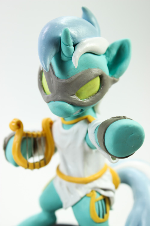 youobviouslyloveoctavia:  fernindt:  More awesome pictures of the Lyra / Hand of Justice statuette by the equally awesome Dustysculptures!  Saw this earlier. It’s great. I want one! :P  Ooo, coolness~!