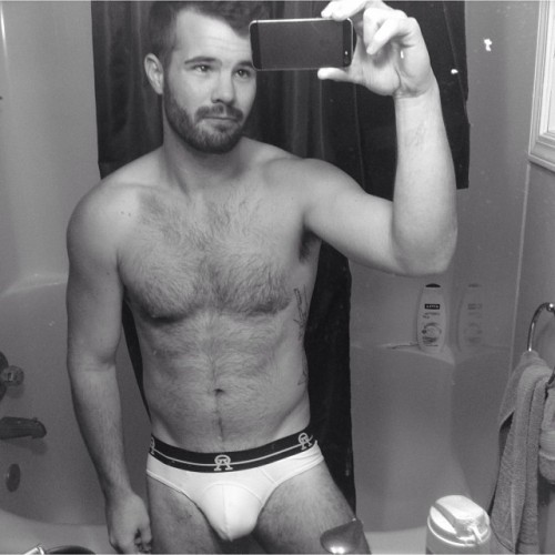 fitmenalert:  83. Simon Dunn - BobsleighSimon is an Australian athlete who competes in the bobsleigh. In 2014, he came out as a gay mna.  I wanna see his ass and cock