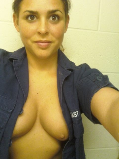 mymarinemindpart4:  If you want to see the complete set of this sexy lady or the