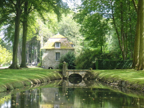 oakapples:  Today I finished reading Monty Don’s The Road to Le Tholonet. There are so, so many gardens that I need to visit- among them is the Château de Courances near Fontainebleau. 