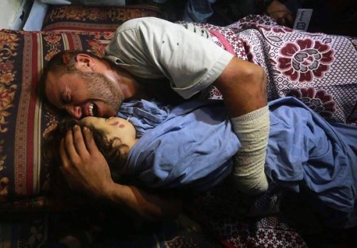 corallorosso:Yahya Hasan hugging his Daughter Rahf , 3 years old killed in an Israeli air strike las