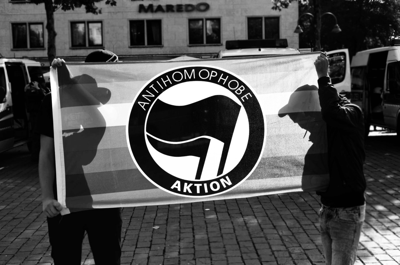 luyu-libertee:  v0lkst0d:  Schwarz war die Nacht, es glitzerte der Schnee, von allen