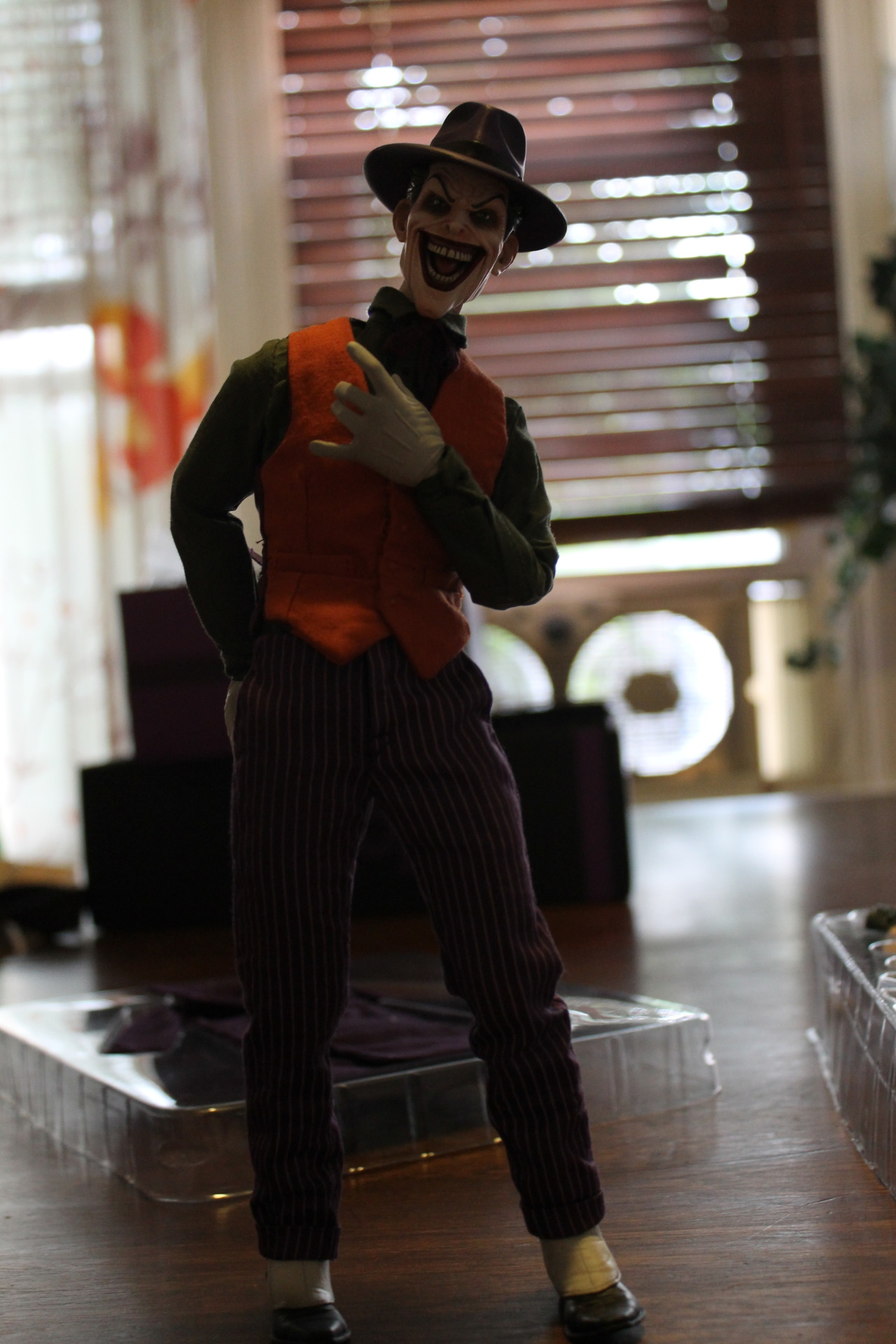 blithefool:  Alright, kiddies. Here he is- The Sideshow 1/6 Scale Joker. Overall,