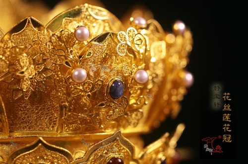 changan-moon: Traditional Chinese lotus crown by 静尘轩 | 银鎏金花丝嵌红蓝宝 莲花冠