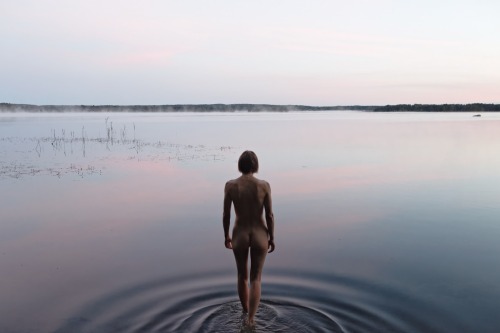 nevver:  No looking back, Elina Brotherus