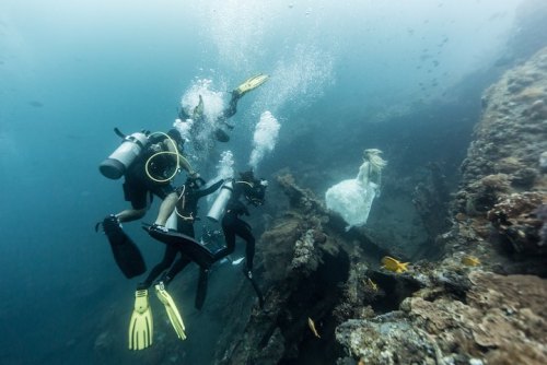bobbycaputo:  Stunning Underwater Shipwreck Portraits Taken Off the Shores of Bali Montreal-based photographer Benjamin Von Wong, who wowed us with his shockingly creative photos of a man on fire, is no stranger to epic concepts and photo shoots. His