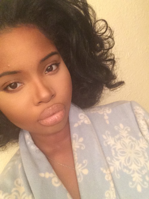 luvyourselfsomeesteem:  fckyeahprettyafricans:  Ghanaian Tumblr samthebombshell   She destroed my lip game