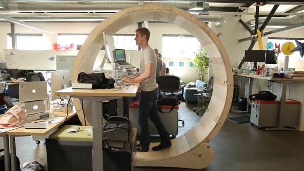 laughingsquid:
“ How to Build a Treadmill Standing Desk Shaped Like a Giant Hamster Wheel
”
Step 1. Go fuck yourself.