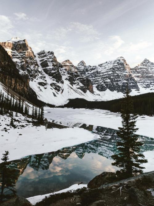 amazinglybeautifulphotography:My last sunrise spot from my Canada roadtrip in 2019, Lake Morraine, A