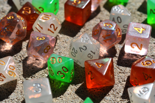 Die Hard Dice Autumn EquinoxTop Imprint AuroraUdixidice White GlitterHDDice Iridescent Pink, Green M