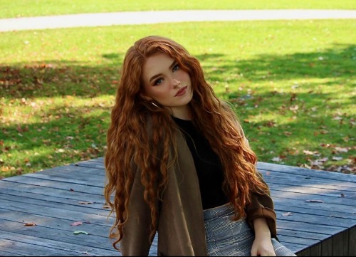 awesomeredhds02: kimcanniffThanks à mon photographe personnelle hihi ✨#autumnvibes #redhead #