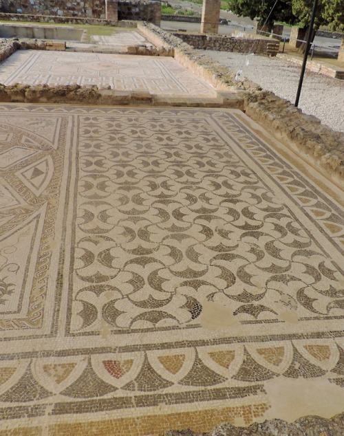 Excavaciones de edificios de la era romana con pisos de mosaico, Italica, Sevilla, 2016.