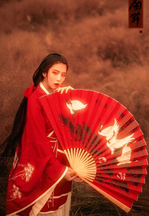 &lt;扇 舞&gt;“  孤 单 魂 ，    随 风 荡 。” Traditional Chinese Hanfu photo