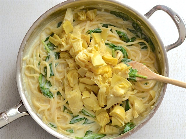 foodffs:  20 MINUTE CREAMY SPINACH ARTICHOKE PASTA Really nice recipes. Every hour.