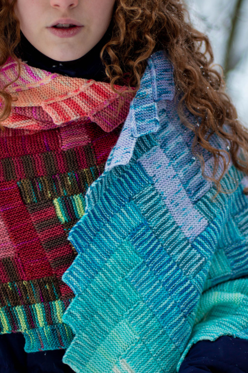 hookedatweiss: katskrochet:knithacker:Once You See It, You’ll Want To Knit This D'aeki Wrap Designed