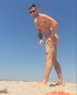 photos-of-nude-men:  nudeflikker: feel free…be