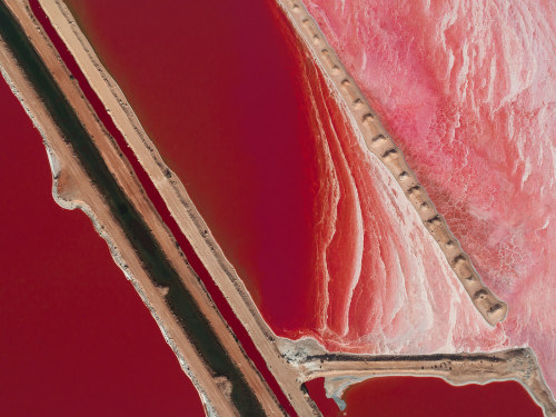 escapekit:  Australian Salt Germany-based photographer Kevin Krautgartner has captured the beauty of salt evaporation ponds, also called salterns. They are shallow artificial ponds designed to extract salts from sea water. To make it’s sea salt,