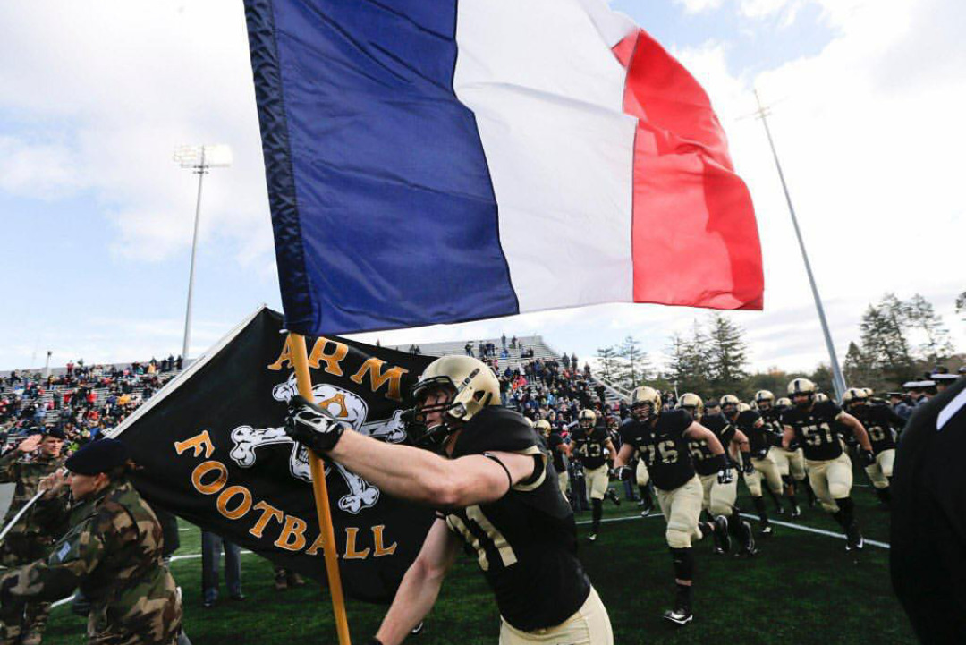 bobbleh34d:  This is awesome. The Army football team enters the field with the France