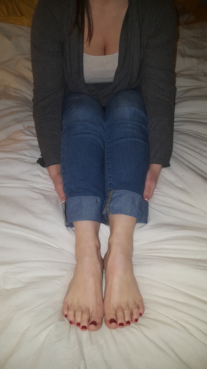 myprettywifesfeet:I asked my pretty wife to lean forward and show her sexy feet and got a nice bonus