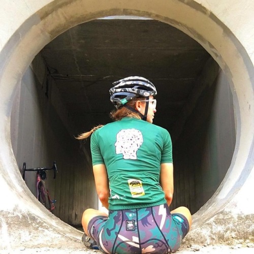 collectifparleecycles: wtfkits: @aunicornvomited slowing it down before going fast in the @squidbike
