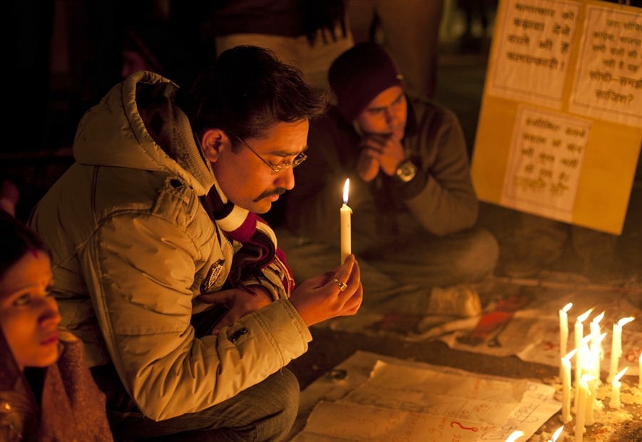 politics-war:  Indians participate in a candlelight vigil to mourn the death of a