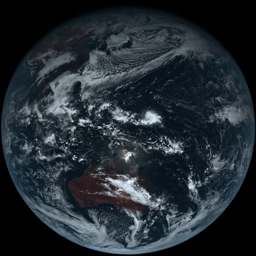 nevver: First True-Color photo of the Earth, Japanese Meteorological Agency