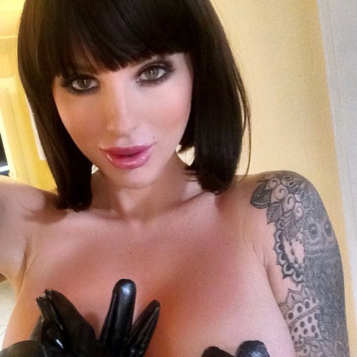 jlovetalk:  Sneak peak from today’s shoot:) stay tuned! #brunette #wigs #badgirl #dominatrix #submissive #cakes #skin #fitness #celfie #babes #models #shoot #instadaily #hot #hottie #love
