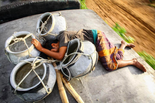 (via Train-Hopping to Work: The Life-Threatening Journey of Bangladesh’s Working Class - Featu