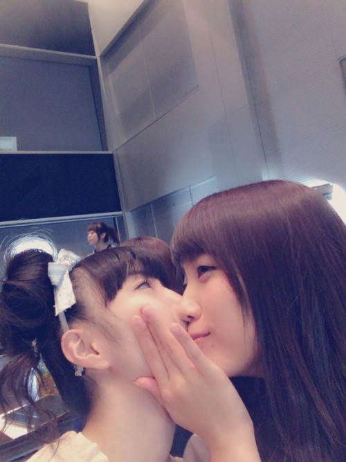 namiyorirobinha:  市川美織　加藤玲奈市川美織 ‏@miorin_lemon212 20151217　11：09おはようございます れなっちはほんとに罪な子だわっ。。#キス魔っち #最後白目 #なんでっ 